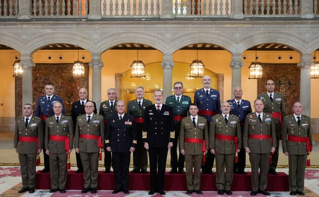 Su Majestad el Rey con un grupo de generales de brigada y contralmirantes en el Palacio Real de El Pardo