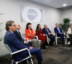 Su Majestad la Reina junto a las autoridades durante la presentación sobre la Fundación Dexeus
