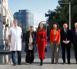 Su Majestad la Reina junto a las autoridades que la recibieron a su llegada