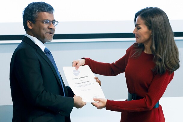 Su Majestad la Reina hace entrega del XIX Premio Fundación Dexeus Mujer al profesor Arri Coomarasamya 