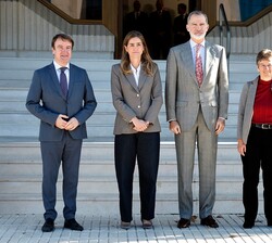 Su Majestad el Rey junto a las autoridades que le recibieron a su llegada