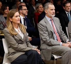 Su Majestad el Rey junto a las autoridades durante la proyección de un vídeo institucional de GMV