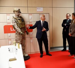 Don Felipe recibe una explicación sobre material de Defensa durante su visita a las instalaciones de GMV