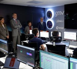 Su Majestad el Rey durante la visita a las instalaciones