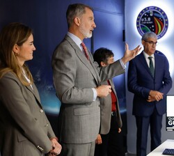 Su Majestad el Rey conversa con asistentes durante su recorrido por las instalaciones
