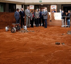 Su Majestad el Rey durante su visita al terreno de pruebas de robots espaciales