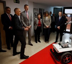 Su Majestad el Rey visita la exposición de productos del sector TIC - Robótica