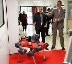 Don Felipe obserrva un robot durante su visita a la exposición de productos del sector TIC - Robótica