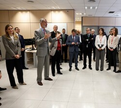 Su Majestad el Rey conversa con un grupo de jóvenes ingenieros de GMV durante su visita a las instalaciones