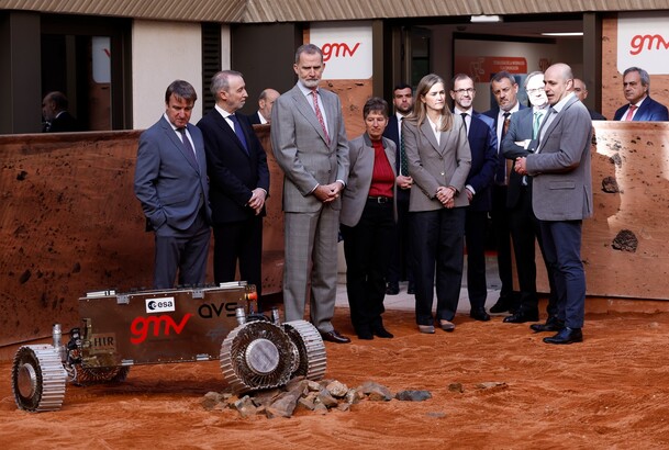 Don Felipe observa uno de los robots espaciales durante el recorrido por las instalaciones