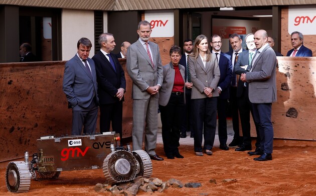 Don Felipe observa uno de los robots espaciales durante el recorrido por las instalaciones