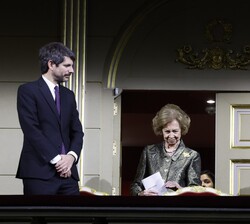 Su Majestad la Reina Doña Sofía en el Palco Real, acompañada por el ministro de Cultura, Ernest Urtasun