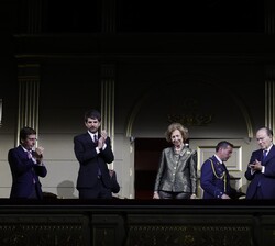 Doña Sofía recibe el cariño del público asistente al concierto benéfico "Stradivarius por la DANA"