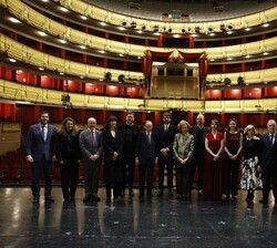 Fotografía de grupo de Su Majestad la Reina Doña Sofía junto a los miembros del Cuarteto Casals y el director artístico del Teatro Real, Joan Matabosc