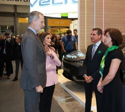 Sus Majestades los Reyes durante su visita al stand de EUROPCAR