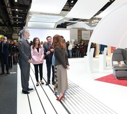 Sus Majestades los Reyes visitan el expositor de IBERIA