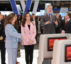 Don Felipe y Doña Letizia conversa durante su visita al expositor de IBERIA