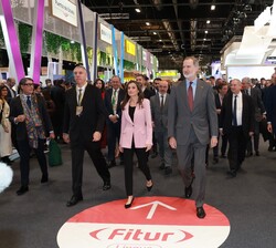 Sus Majestades los Reyes durante su recorrido por FITUR