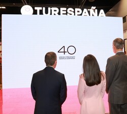 Sus Majestades los Reyes durante la proyección de un vídeo en el stand de TURESPAÑA