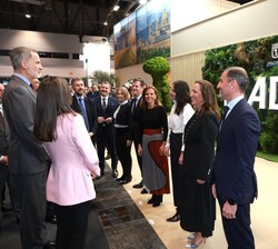 Sus Majestades los Reyes visitan el stand de Madrid