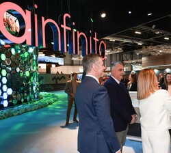 Don Felipe y Doña Letizia durante su paso por el stand de la Comunidad Autónoma de  Cantabria