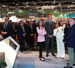 Sus Majestades los Reyes durante su recorrido por el expositor de la Comunidad Autónoma de Cantabria