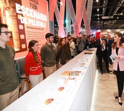Don Felipe y Doña Letizia a su paso por el stand de Castilla y León