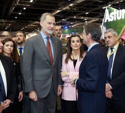 Los Reyes a su paso por el stand del Principado de Asturias