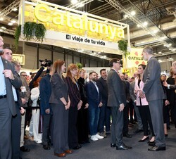 Don Felipe y Doña Letizia conversan el presidente de la Generalitat de Cataluña, Salvador Illa, a su paso por el stand de Cataluña