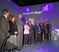 Sus Majestades los Reyes en un momento de su paso por el stand de Castilla-La Mancha