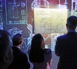 Don Felipe y Doña Letizia observan una proyección en el stand de Castilla-La Mancha