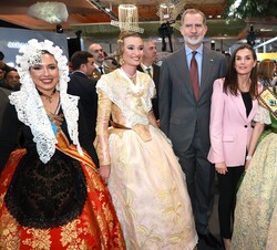 Sus Majestades los Reyes, acompañados por representantes de la Comunidad Valenciana ataviadas con los tradicionales trajes de valenciana