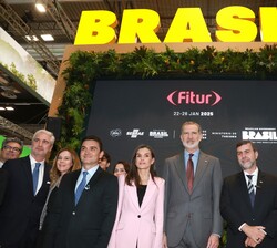 Don Felipe y Doña Letizia a su paso por el stand de Brasil que en esta edición fue el país invitado
