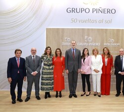 Sus Majestades los Reyes en el stand del Grupo Piñero