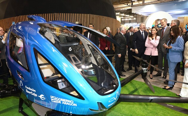 Los Reyes a su paso por el stand del Gobierno de Aragón