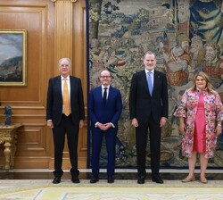Fotografía de grupo de Su Majestad el Rey acompañado por los componentes de la audiencia