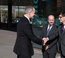 Don Felipe recibe el saludo del president de la Generalitat de Cataluña, Salvador Illa