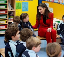 La Reina conversa con los niños durante la actividad