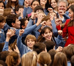 Doña Letizia con los niños del CEIP Cortes de Cádiz