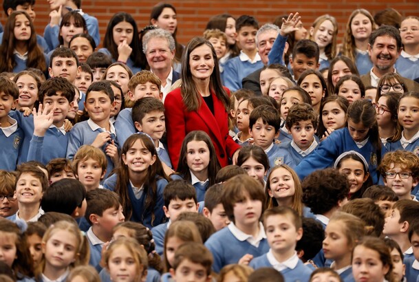 Doña Letizia con los alumnos del CEIP Cortes de Cádiz de Madrid