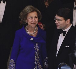 Su Majestad la Reina Doña Sofía con el director general de la Ópera Nacional de París, Alexander Neef, a su llegada al Palais Garnier