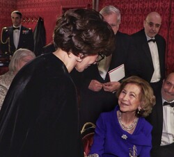 Su Majestad la Reina Doña Sofía recibe el saludo de la ministra de Cultura de Francia, Rachida Dati, en el palco