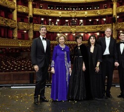 Su Majestad la Reina Doña Sofía en el escenario con la ministra de Cultura de Francia, Rachida Dati; el director general de la Ópera Nacional de París