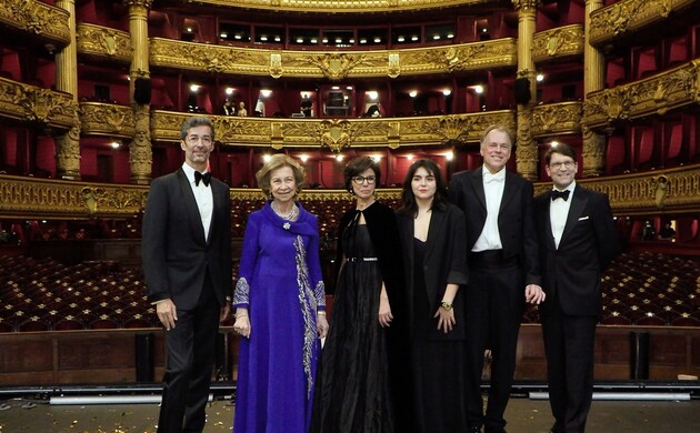 Su Majestad la Reina Doña Sofía en el escenario con la ministra de Cultura de Francia, Rachida Dati; el director general de la Ópera Nacional de París