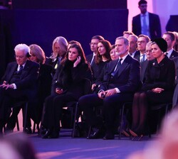 Sus Majestades los Reyes junto a las autoridades y jefes de estado extranjeros asistentes a los actos conmemorativos