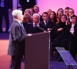 Sus Majestades los Reyes escuchan atentamente el testimonio de una de las supervivientes