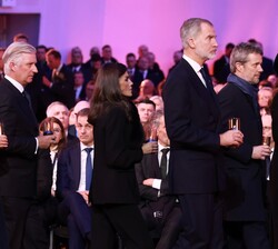 Sus Majestades los Reyes esperan su turno para depositar las velas en el altar