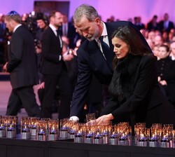 Sus Majestades los Reyes depositan sus velas como homenaje a las víctimas