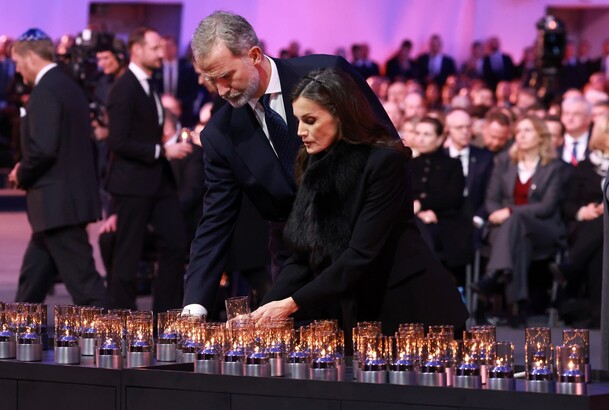 Sus Majestades los Reyes depositan sus velas como homenaje a las víctimas