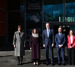 Fotografía de grupo de Su Majestad el Rey junto a las autoridades que le recibieron a su llegada a la Universidad Carlos III de Madrid en Getafe